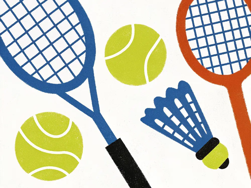 Kaksi tennismailaa, tennispalloja ja sulkapallo valkoisella pohjalla
