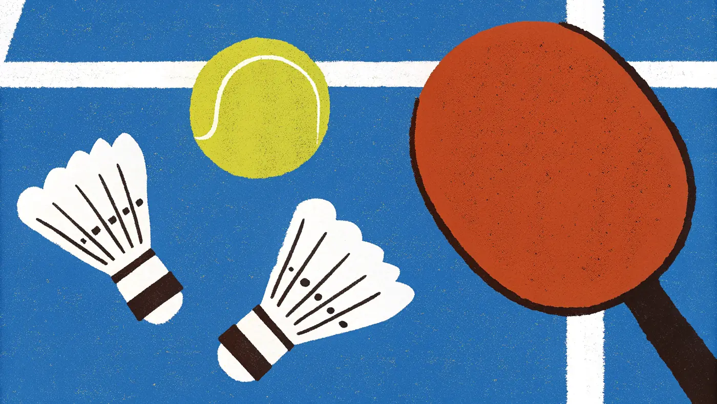 Tennispallo, kaksi sulkapalloa ja pingismaila sinisellä pohjalla